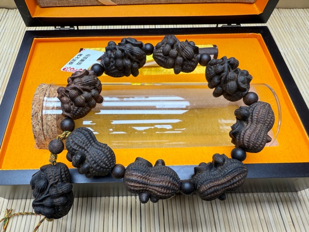 058沉木雕刻手串