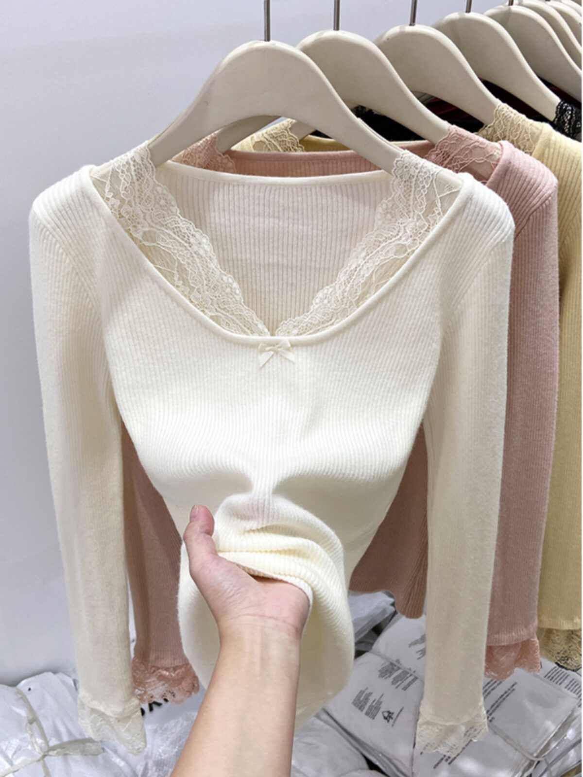 纯欲V领蕾丝花边拼接长袖针织衫女秋季新款毛衣修身显瘦打底A1039