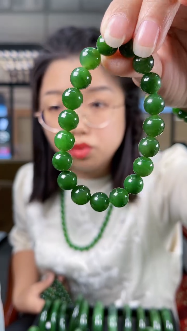 【闪购商品】和田玉手串未镶嵌10mm冰底菠菜绿有黑点老料
