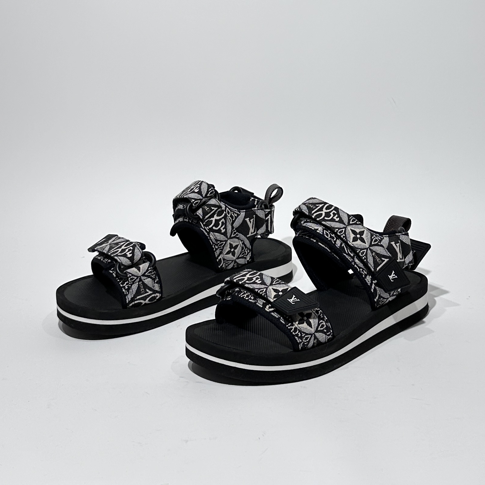 95新 LouisVuitton/路易威登 37码 1854 魔术贴时尚凉鞋/BX1066