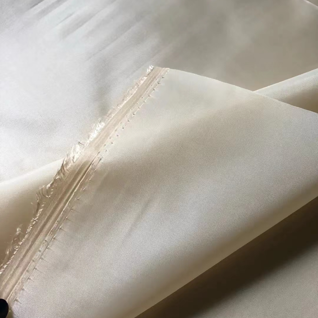 窗帘，窗帘里布1.5门幅，西装里布不缩水，有硬度，半透好操作