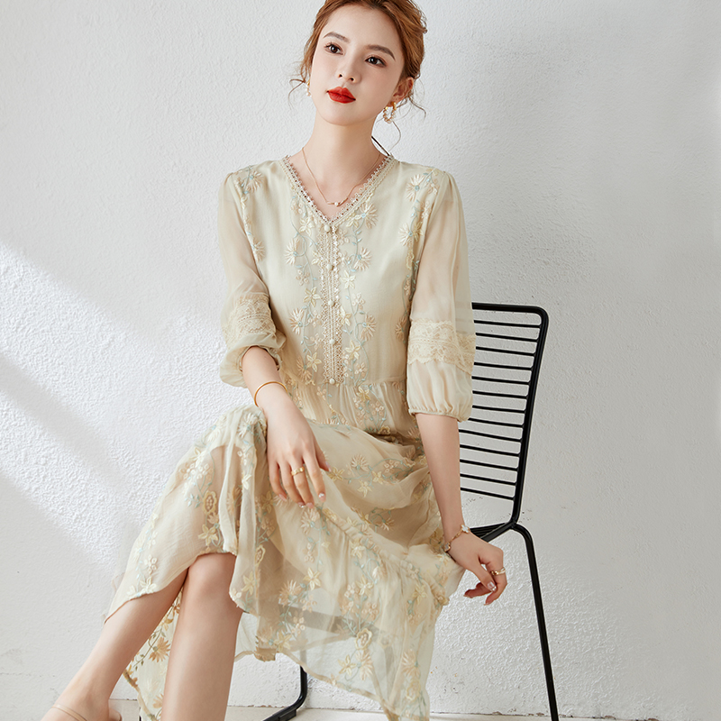 【韩韩精品】E8021奢华桑蚕丝连衣裙大牌刺绣真丝洋气裙子女