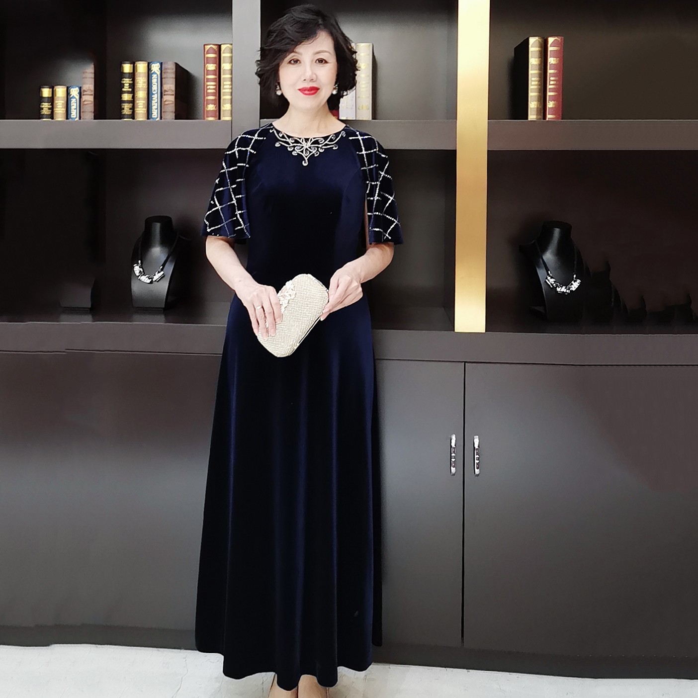 应大定制蓝色丝绒手工钉钻重工长款气质礼服裙女士轻奢宴会场合装