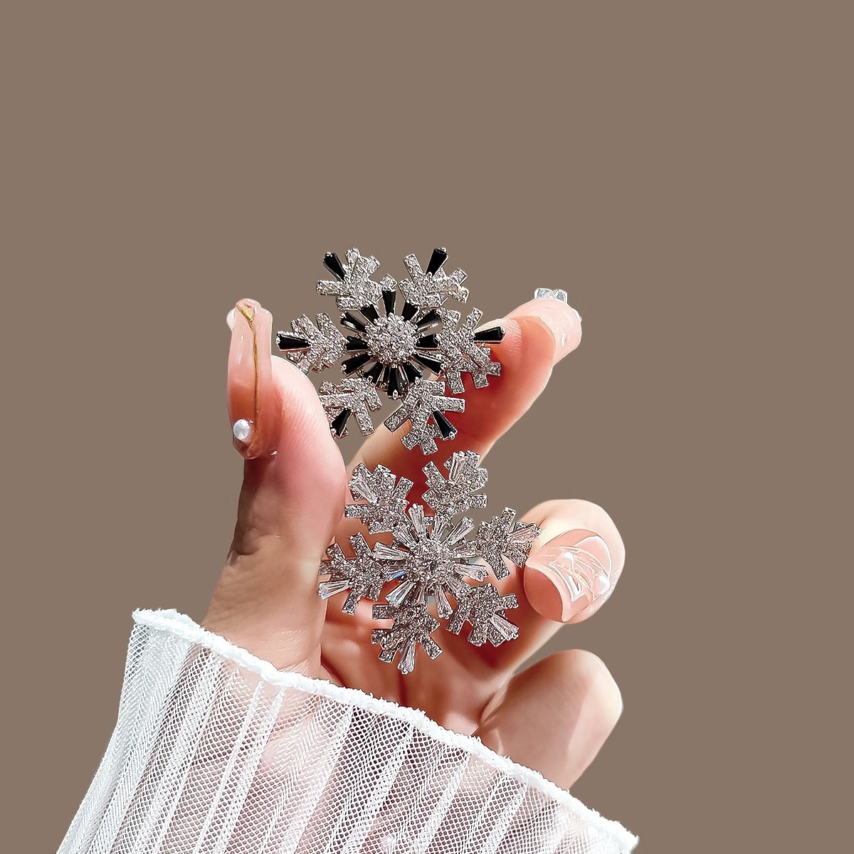 锌合金合成锆石胸针 旋转雪花胸针2024年新款高档奢华大气配饰