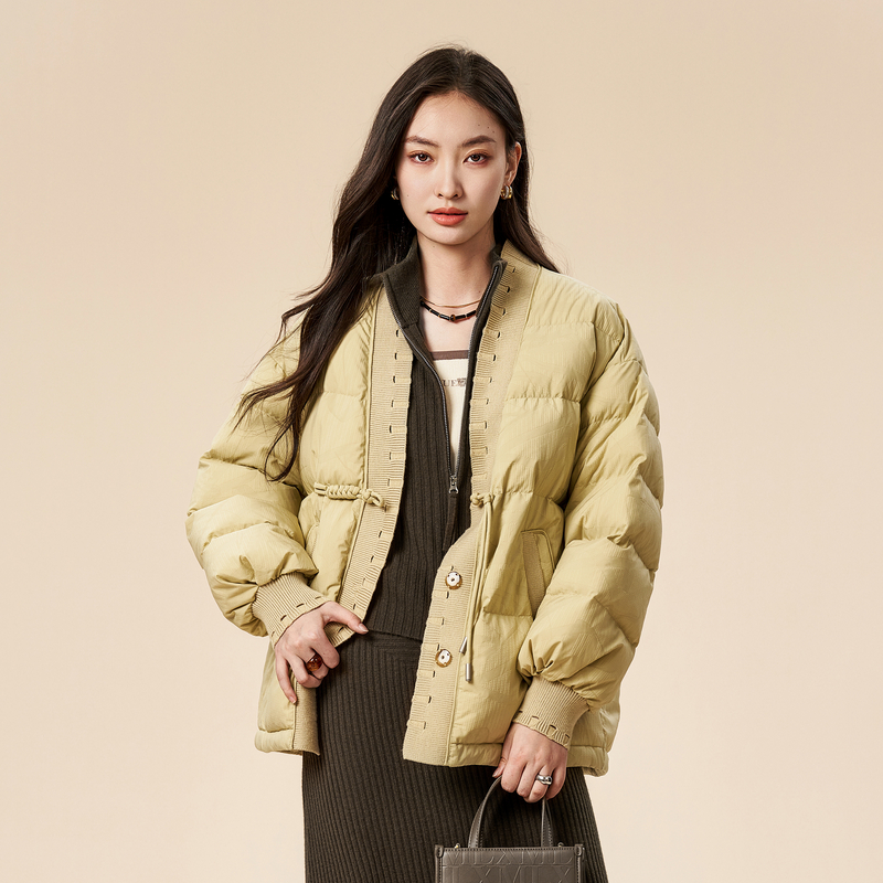 XG雪歌米黄色针织拼接盘扣羽绒服国风通勤百搭短款白鸭绒保暖外套