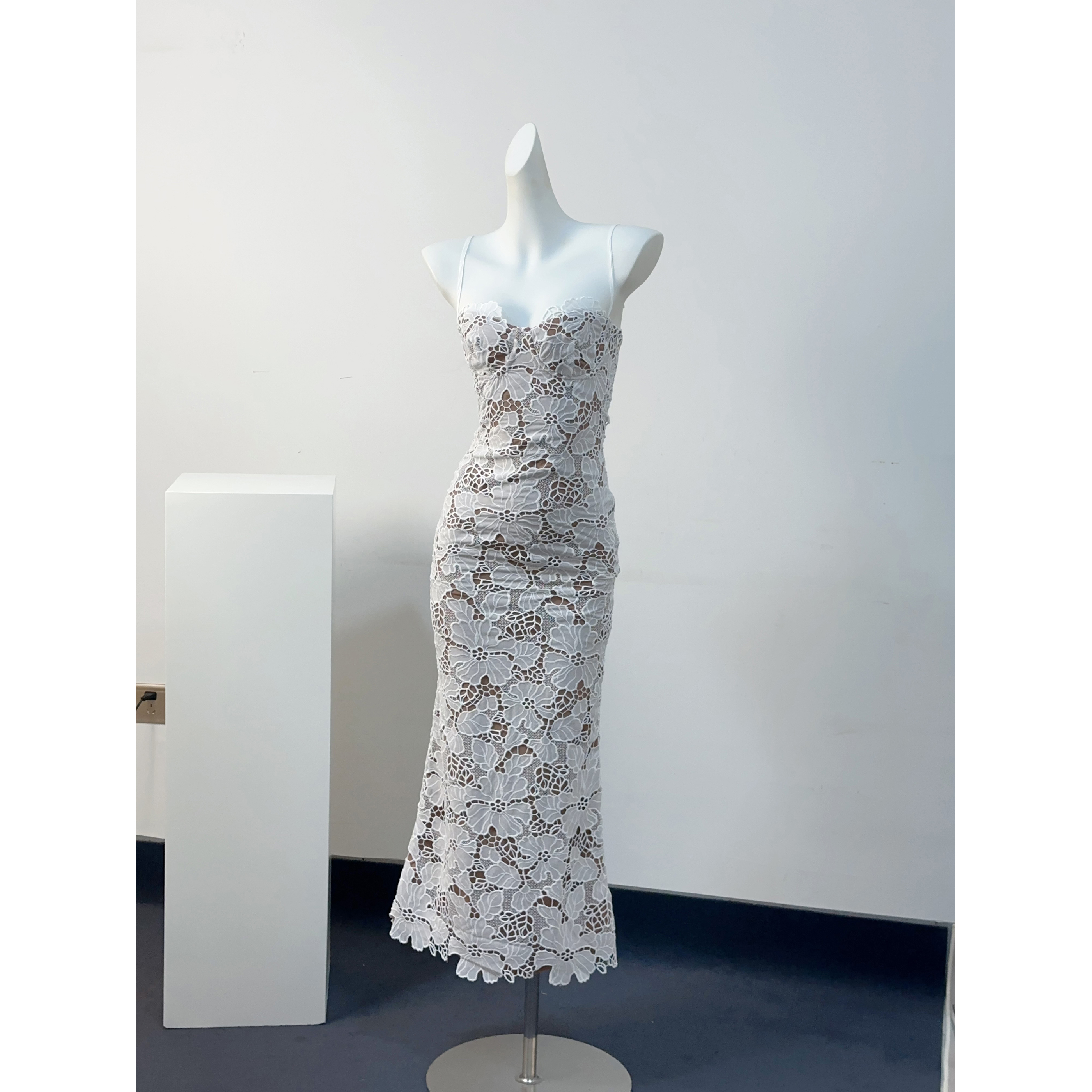 颖三三法式高级感蕾丝镂空吊带连衣裙收腰显瘦优雅礼服后开叉长裙