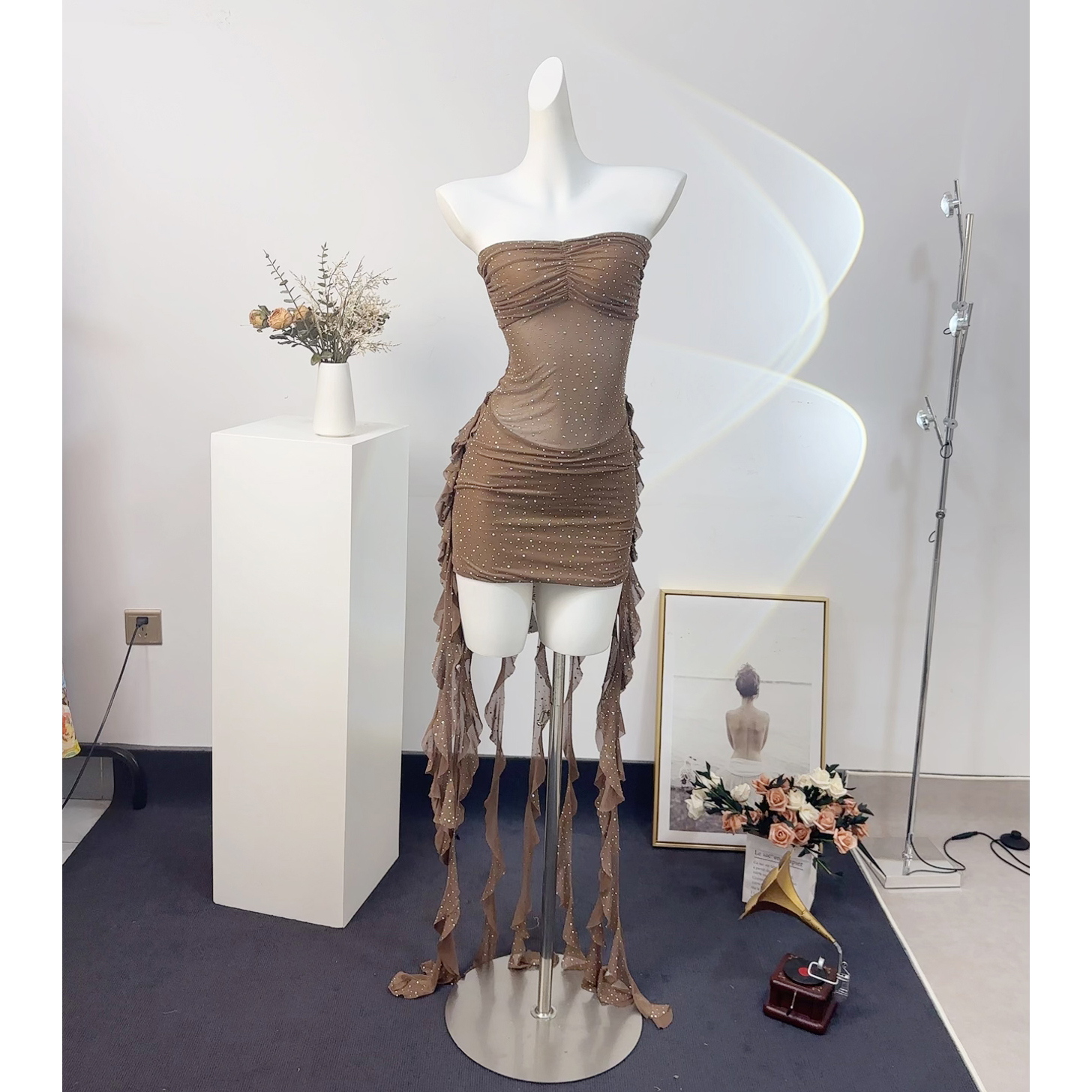 颖三三小众性感烫钻闪闪抹胸连衣裙性感显瘦流苏荷叶边辣妹包臀裙