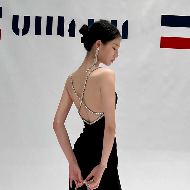 【颖三三福福款】名媛钻链性感露背交叉吊带修身辣妹黑色显瘦连衣裙