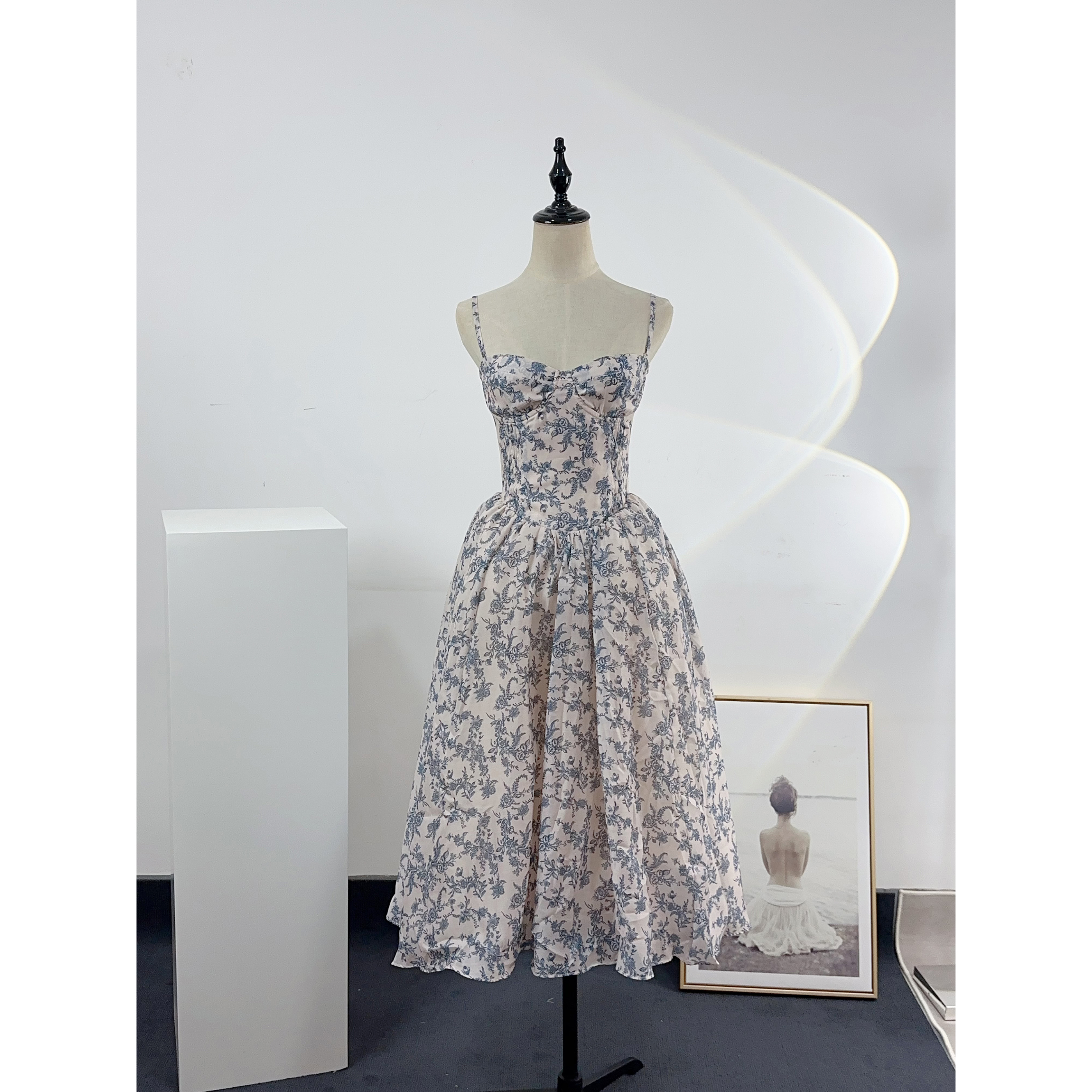 颖三三青花瓷水墨印花法式鱼骨抹胸连衣裙收腰显瘦碎花蓬蓬礼服裙