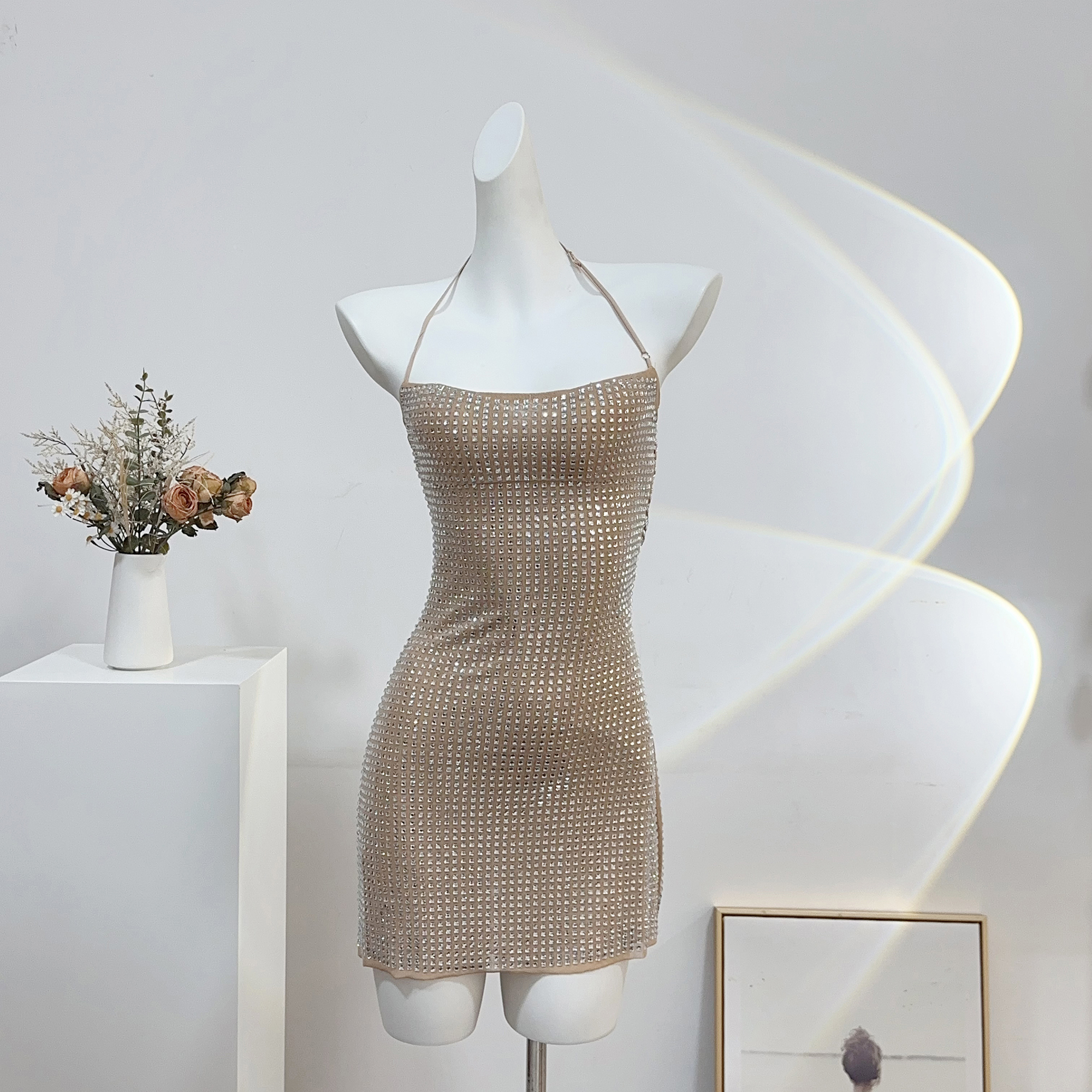 颖三三高端轻奢小众宴会生日性感挂脖吊带短裙裸色烫钻闪亮连衣裙