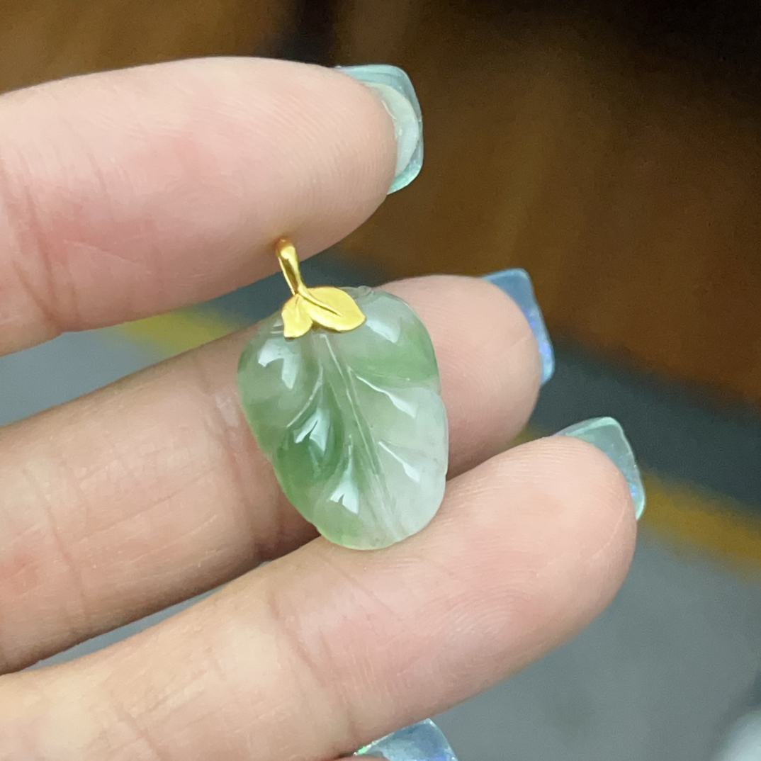 18k金飘绿花树叶吊坠气质时尚精致镶嵌菠菜绿