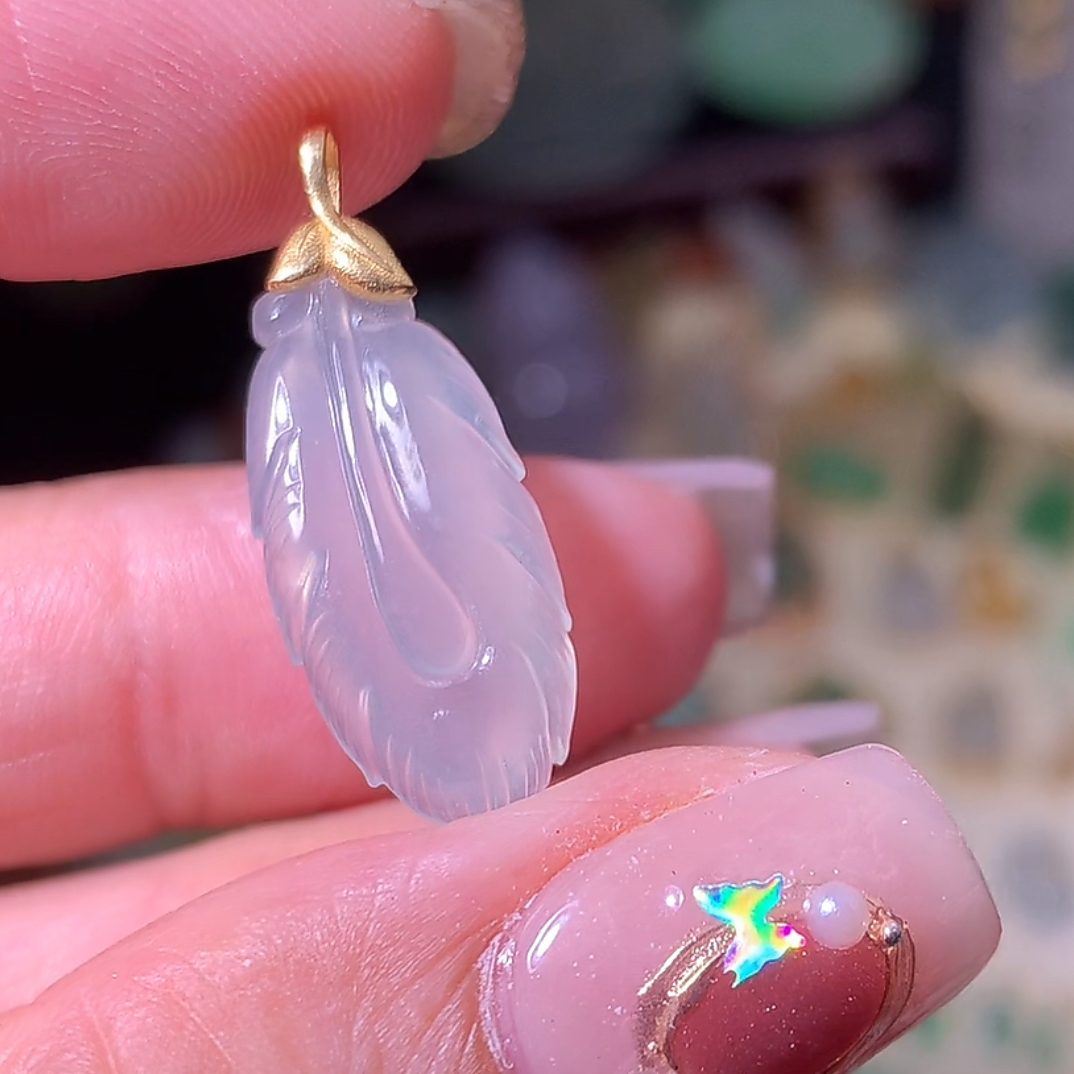 18k白冰羽毛吊坠精美镶嵌气质冰透