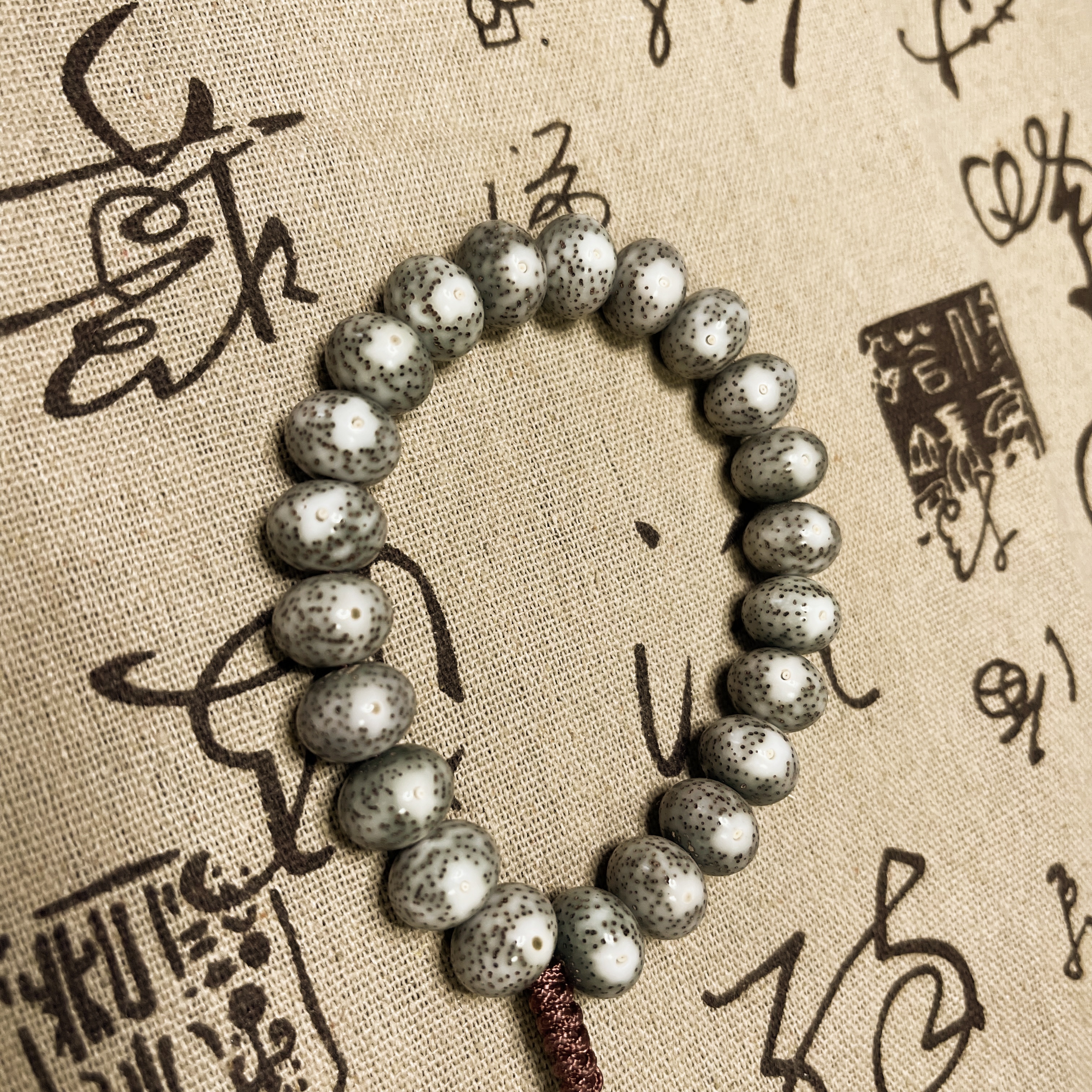 星月菩提算盘珠单圈手串 手持 13*10 一线天 石玉料原生态海南籽