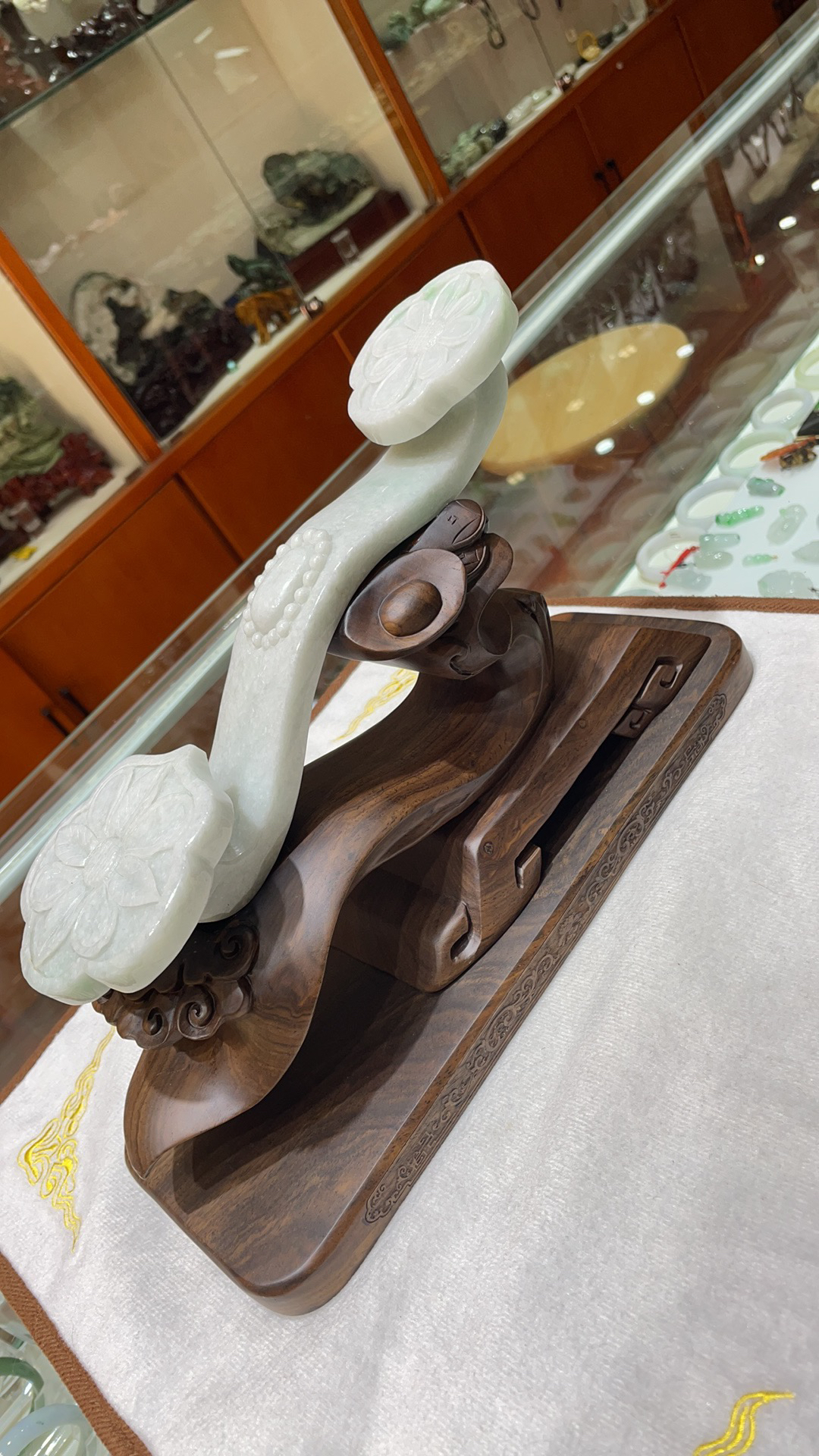 天然翡翠玉玉如意摆件鸡翅木底座尺寸如图可以摆在办公室及家里