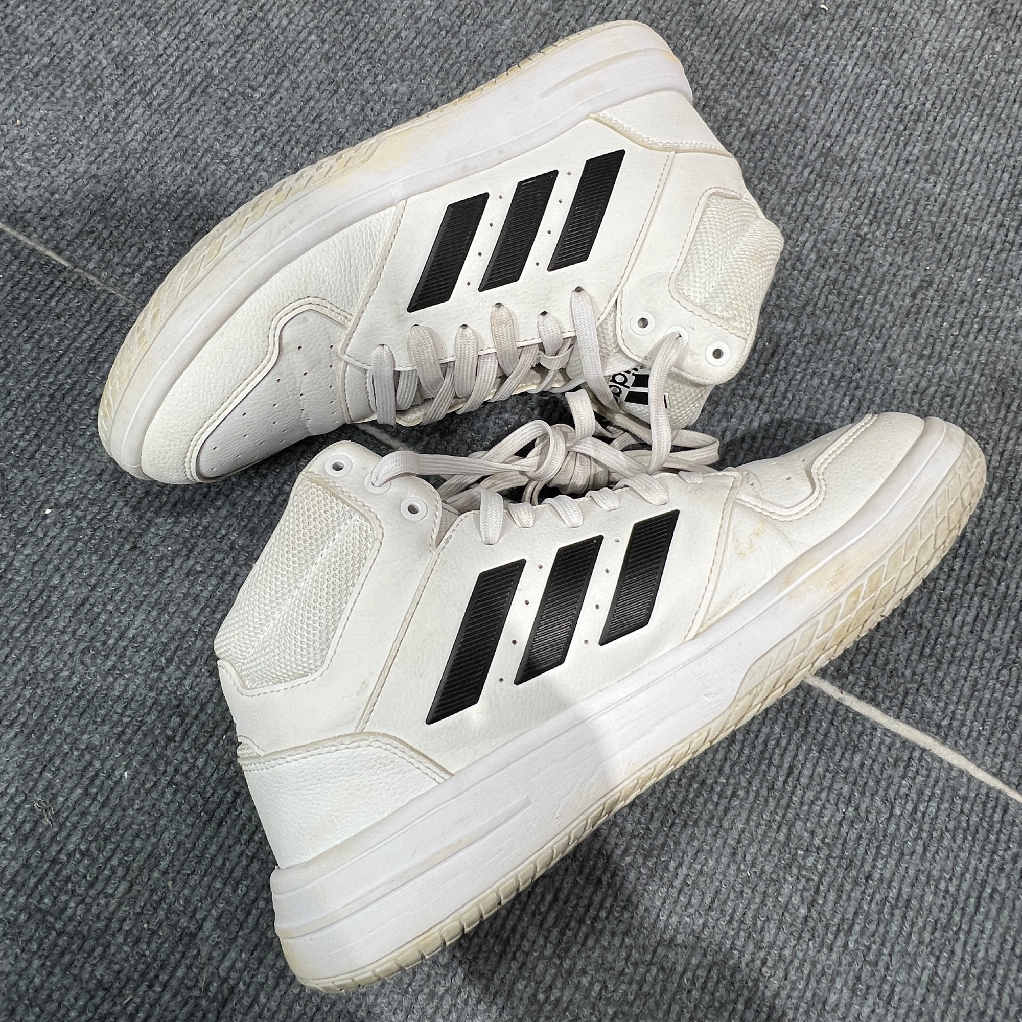 adidas/阿迪达斯40码 公价389 减震平衡轻便 高帮 复古篮球鞋