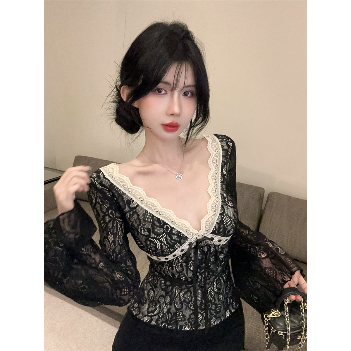 法式气质纯欲复古钩花性感V领喇叭袖修身显瘦蝴蝶结蕾丝上衣女秋