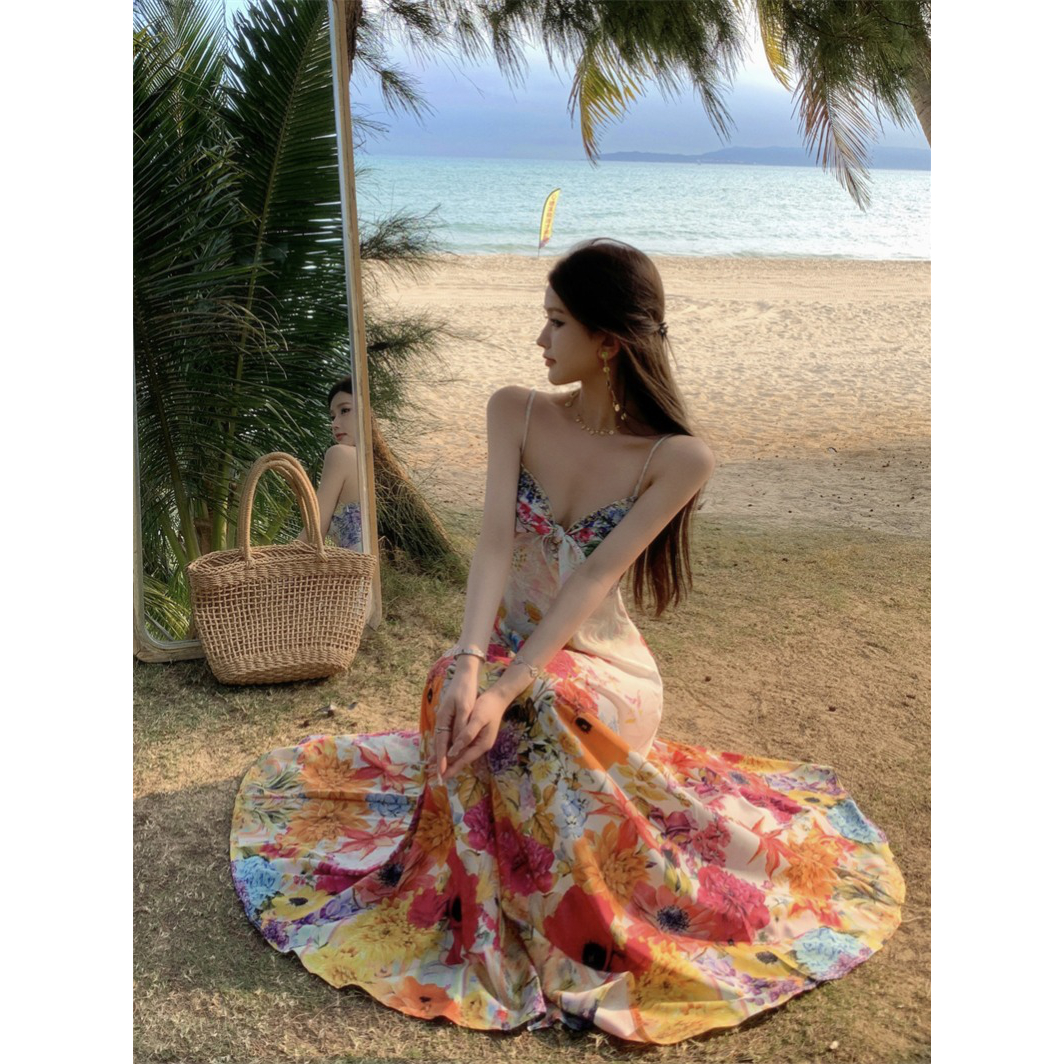 度假风碎花吊带绝美连衣裙女夏季新款法式小众设计高腰仙女长裙子