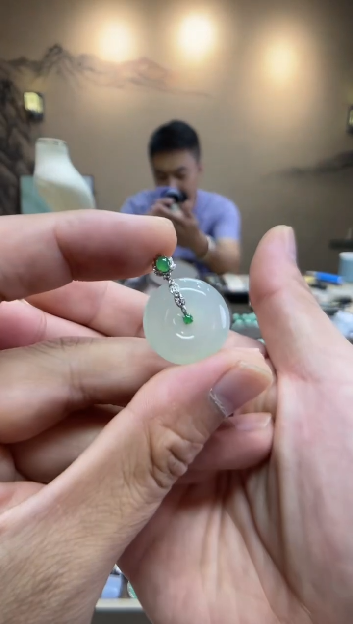 【闪购商品】翡翠吊坠(不含链)18K金镶嵌果绿甜甜圈48小时鉴赏期