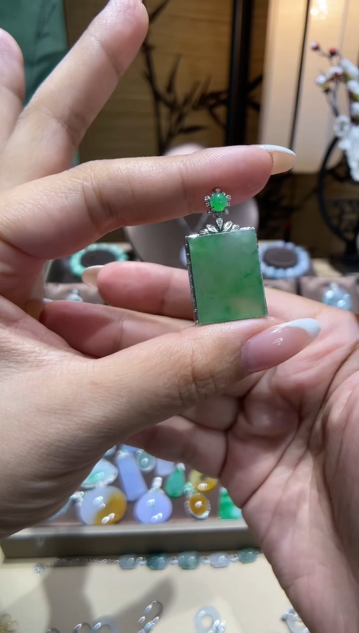 【闪购商品】翡翠吊坠(不含链)18K金镶嵌果绿方牌48小时鉴赏期