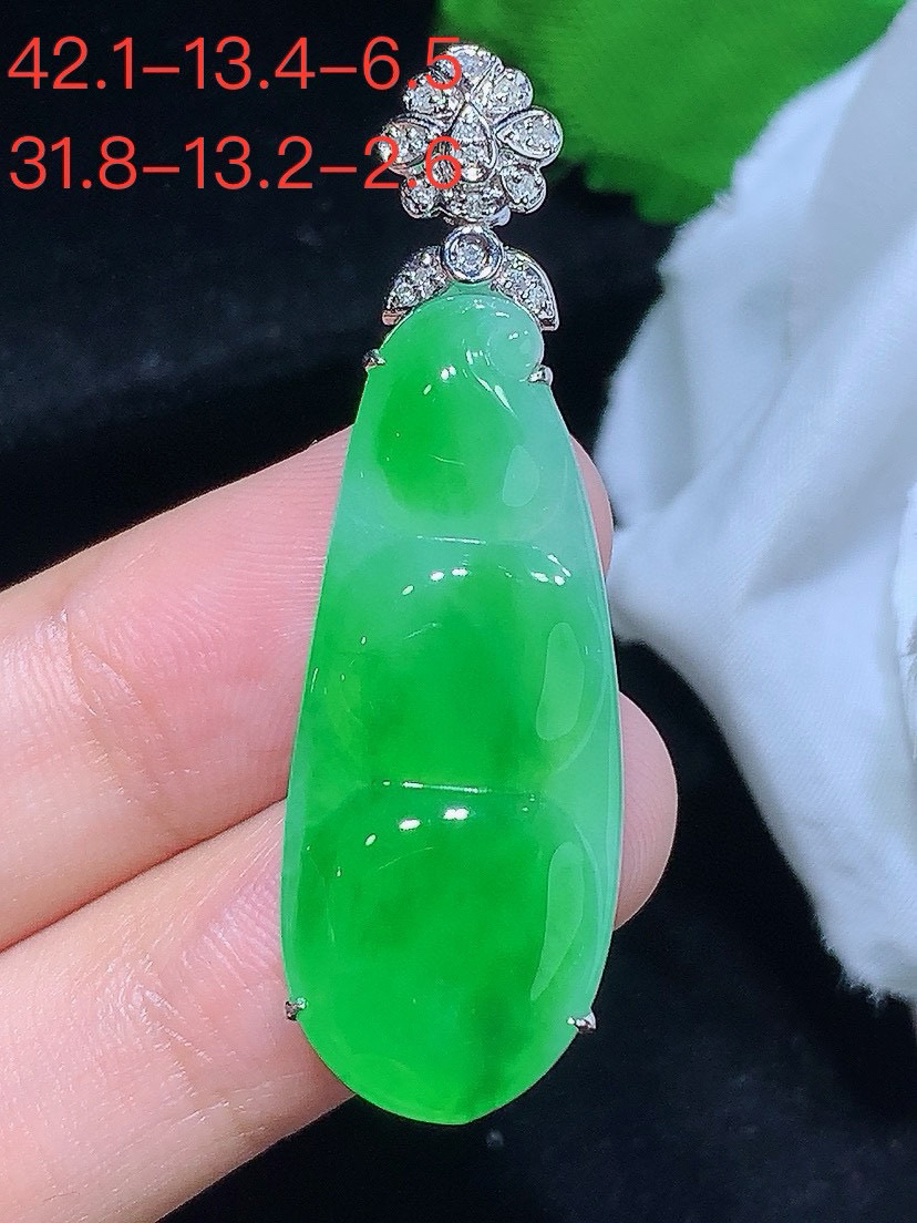 天然缅甸A货翡翠飘绿福豆吊坠，气质镶嵌