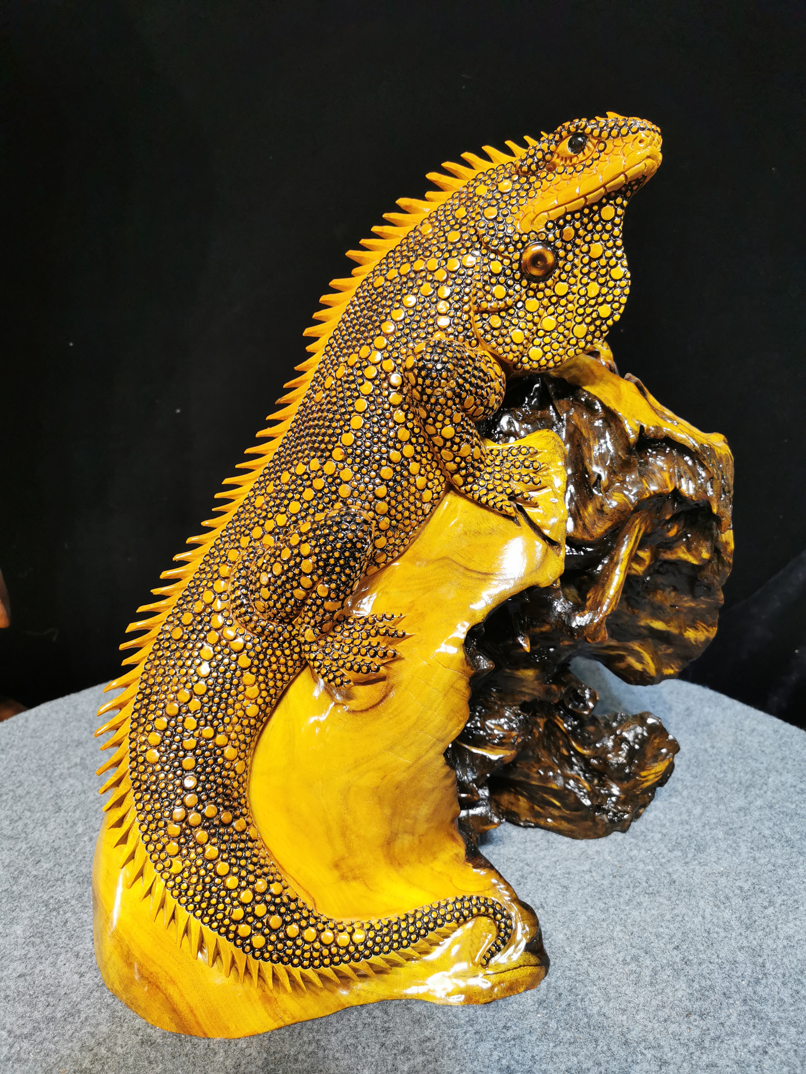 香樟木吸金过亿纯手工制作工艺品