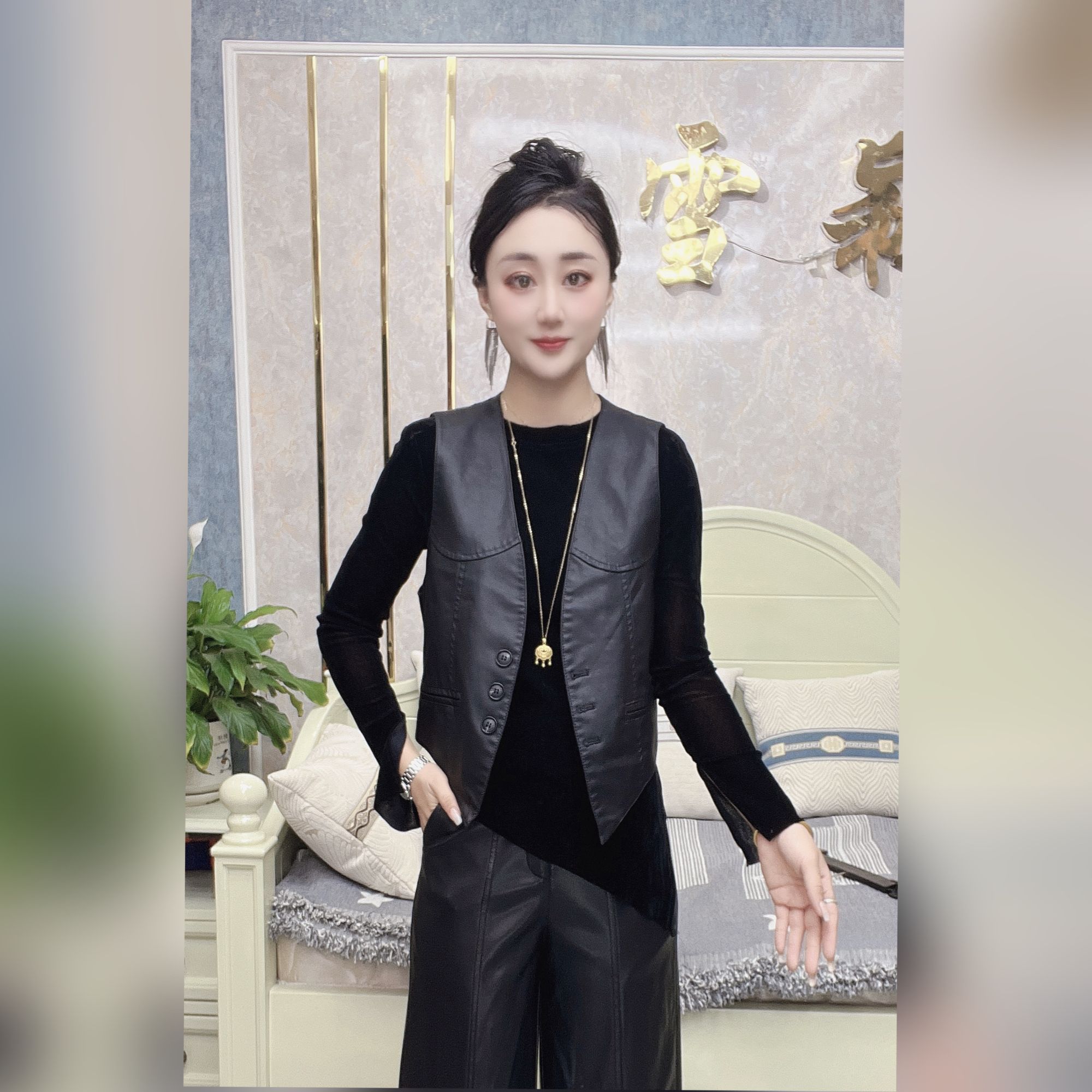 （6923）雪颖家2024秋冬新款气质简约美背超纤软皮蛋白皮马甲女