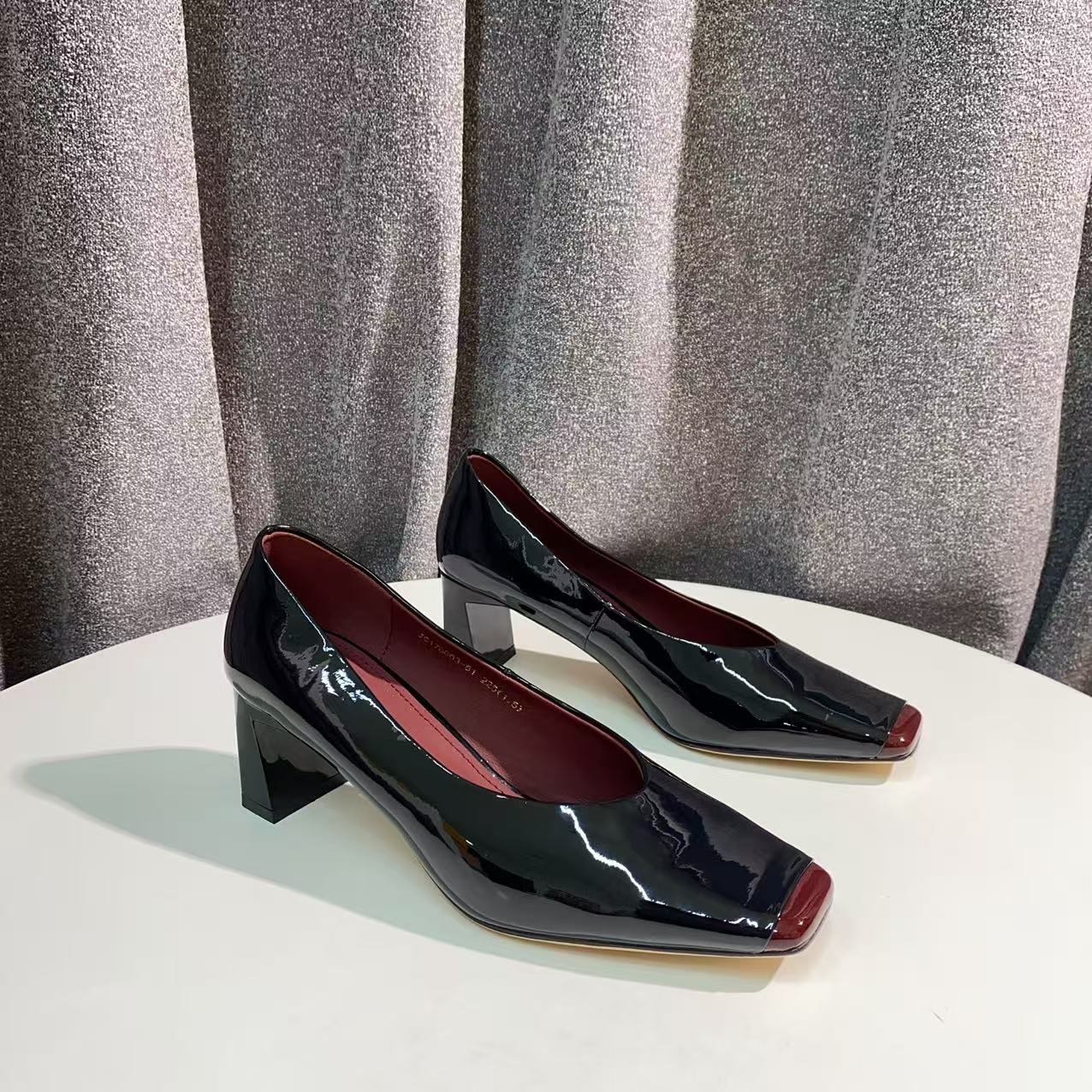C859 黑/酒红 高端时尚粗跟方头浅口女单鞋 