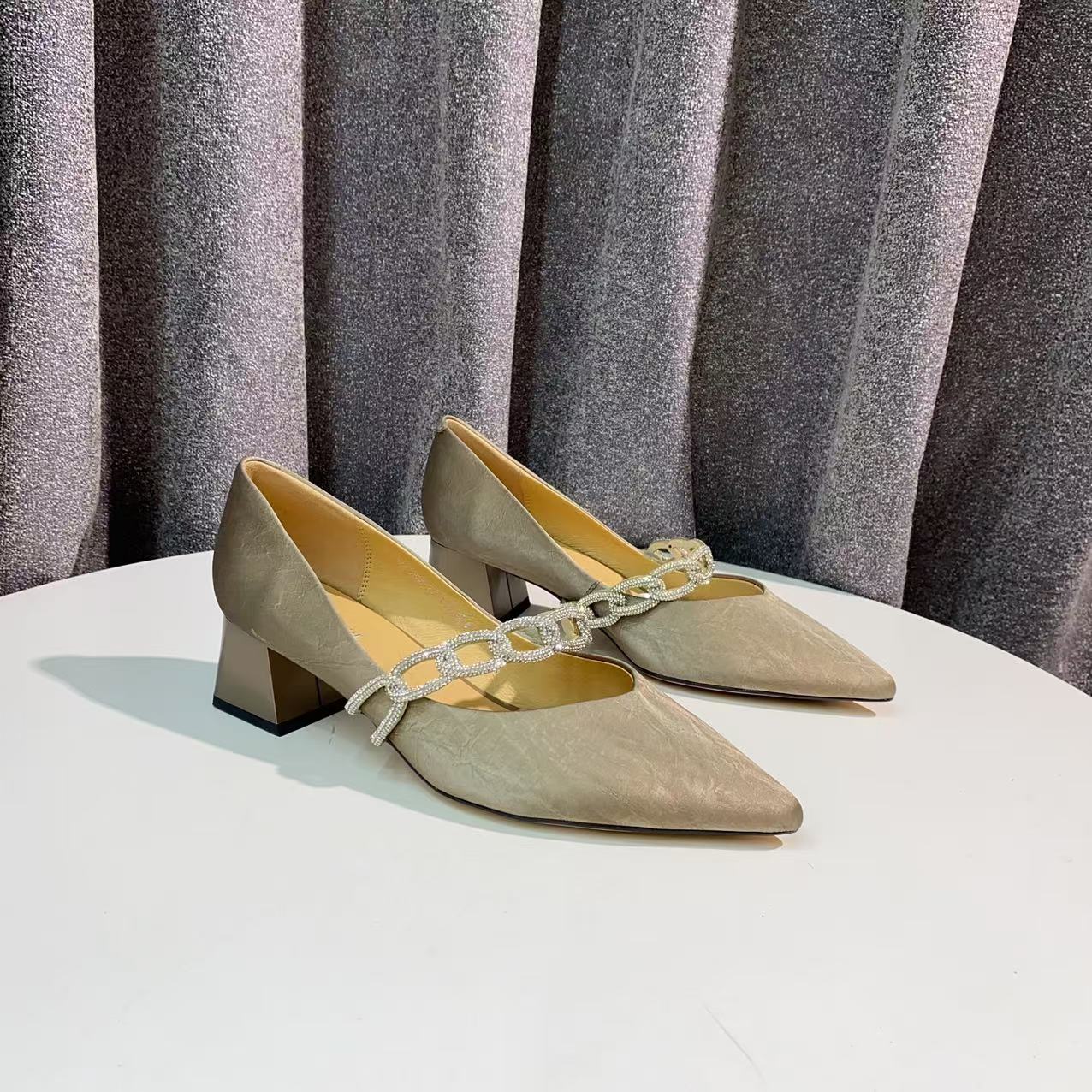 C1109 香槟色  时尚粗跟尖头里外全皮玛丽珍浅口女单鞋 