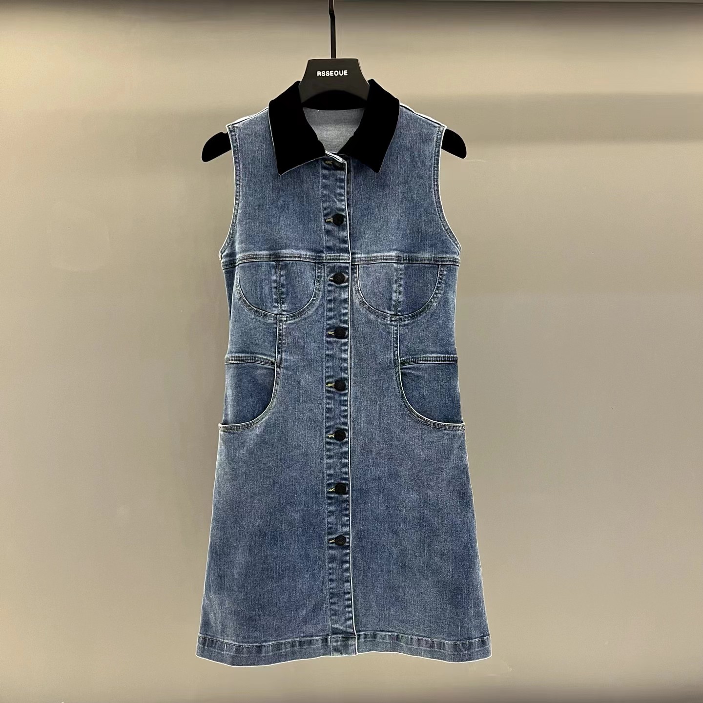 法式复古牛仔无袖连衣裙女新款时髦衬衫式背心裙显瘦时尚