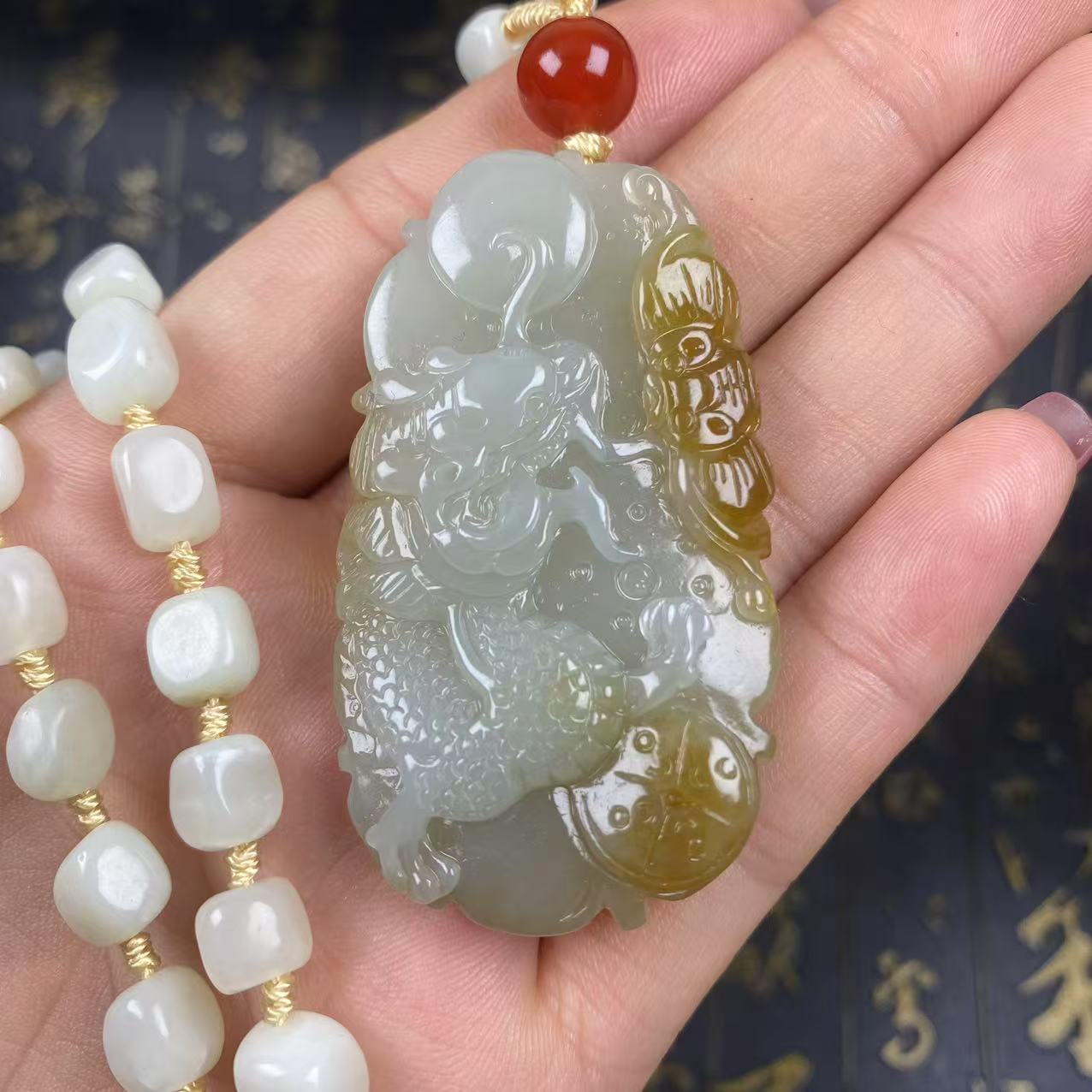 和田玉，糖白俏色，龙牌挂件