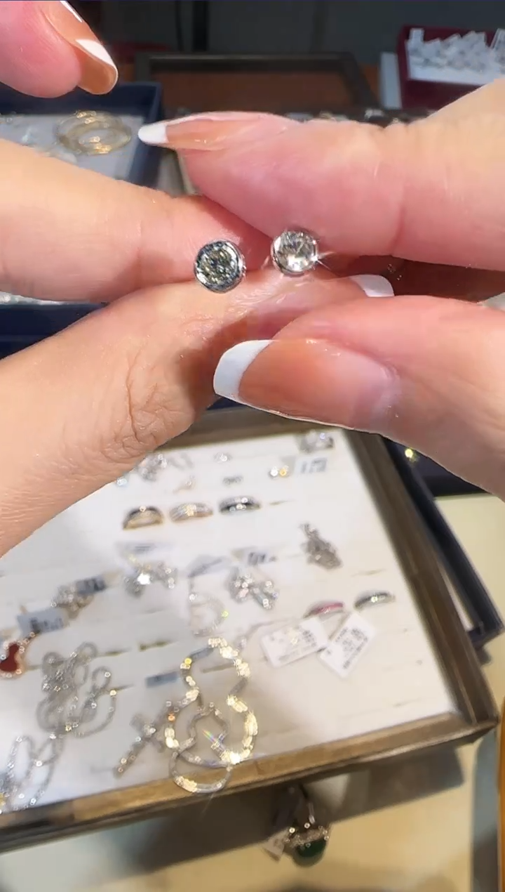 【闪购商品】钻石耳饰18K金镶嵌40分泡泡