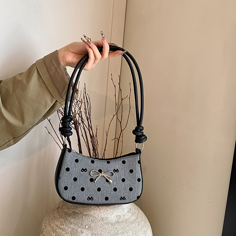超火小众波点包包女2024新款流行百搭斜挎包时尚单肩腋下包小方包