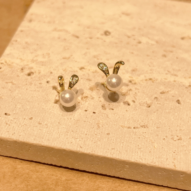 铜合金合成锆石耳饰 小巧精致俏皮减龄百搭兔子耳钉小众