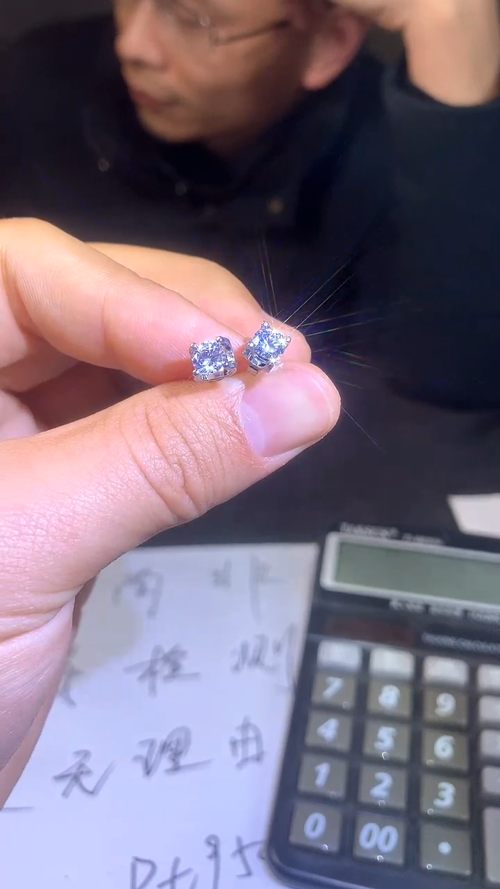 【闪购商品】经典牛头耳钉0.5ct