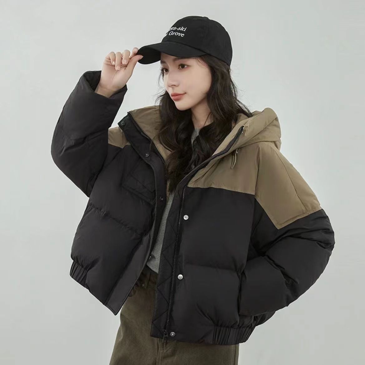 艾菜依新短款小个子2023秋冬羽绒服户外运动女韩版拼接连帽时尚面