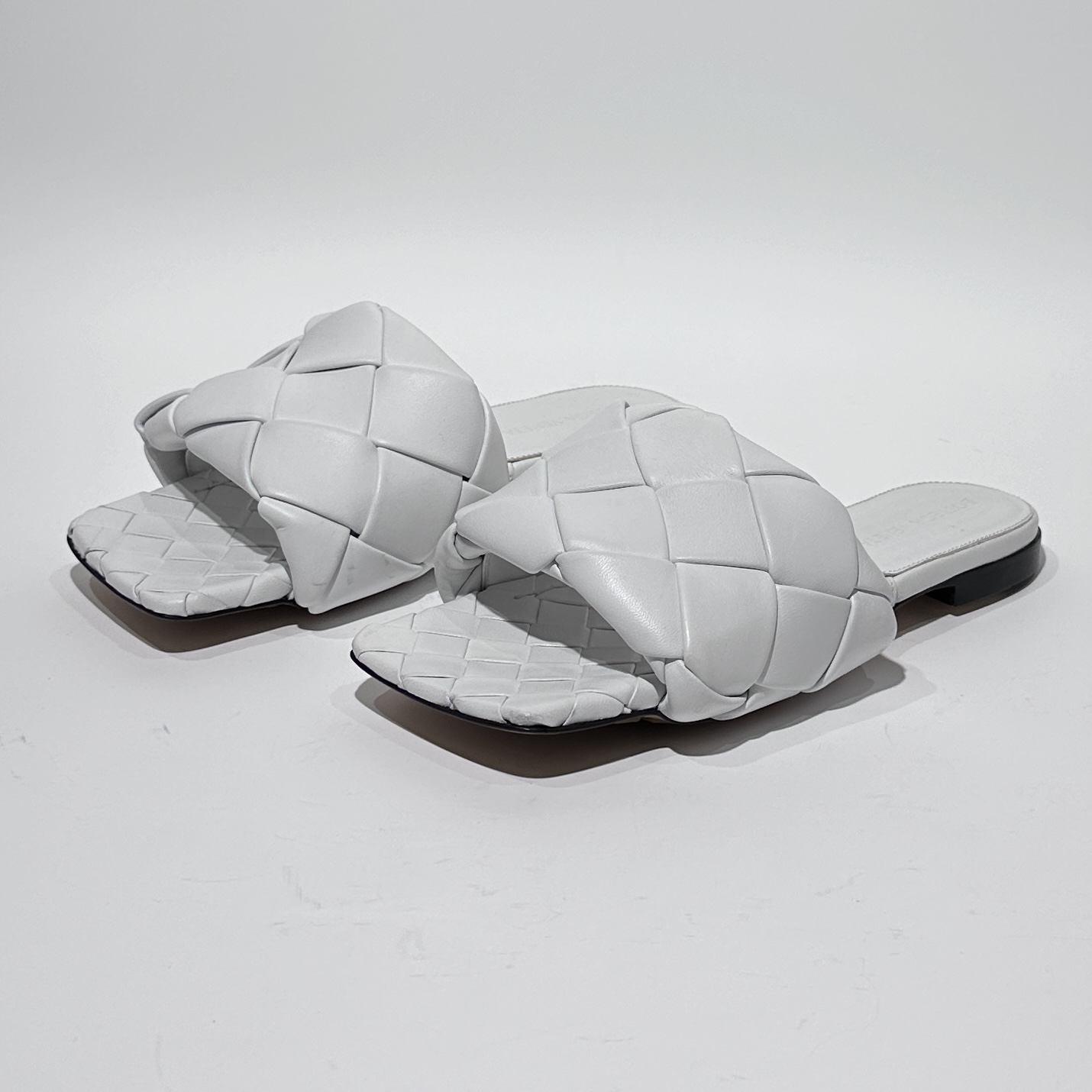 99新 BOTTEGA VENETA/葆蝶家 35码 白色时尚编织拖鞋/ML0842