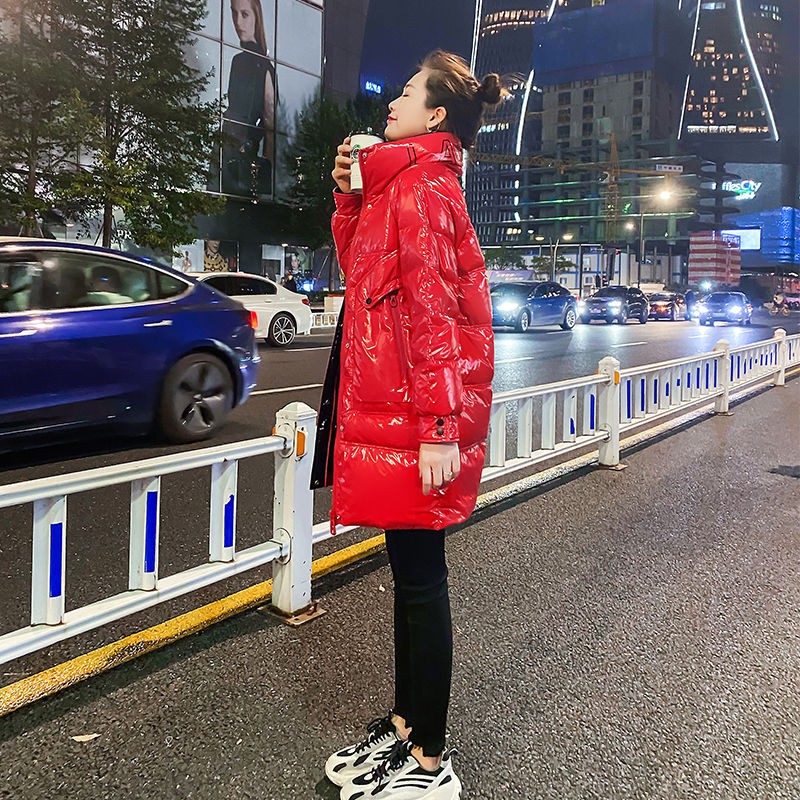 红色亮面羽绒服女冬中长款2023年新款小个子高端白鸭绒加厚外套