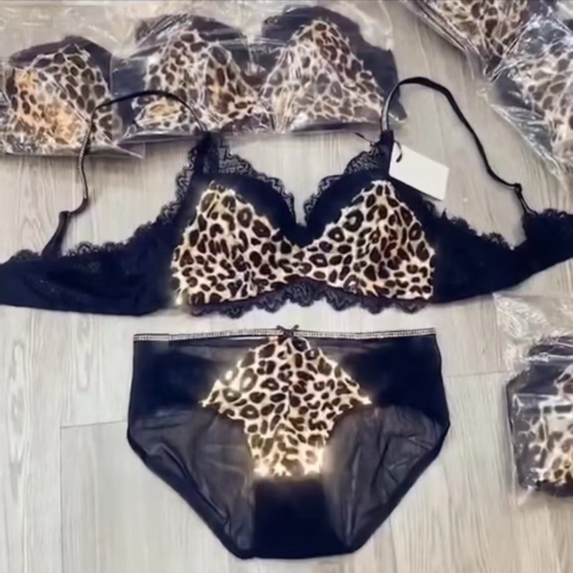 1豹纹小胸聚拢文胸套装无钢圈无痕舒适柔软上托胸