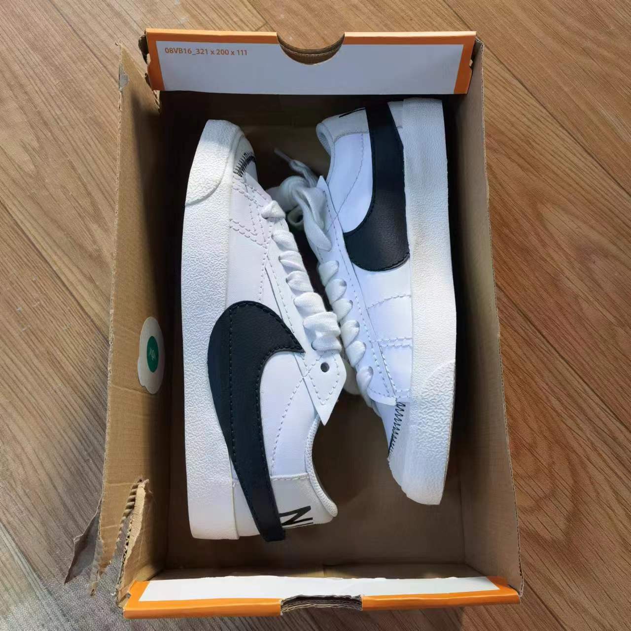 断码  Nike  休闲鞋  DN2158-101   40.5码  鞋盒无盖