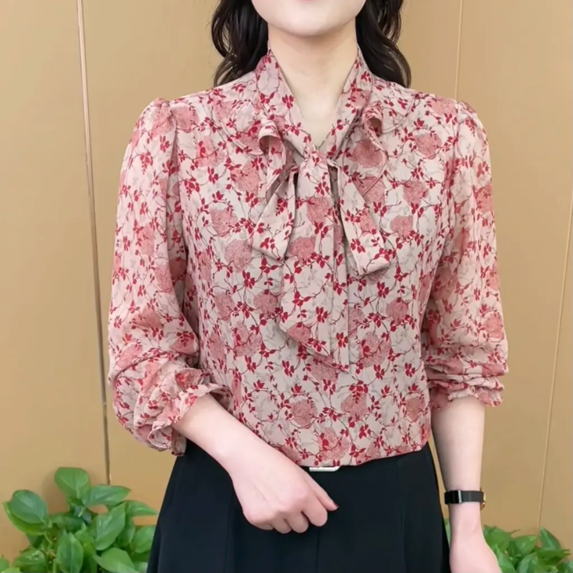 春季新款时尚洋气蝴蝶结系带花色小衫气质减龄中年妈妈长袖上衣女