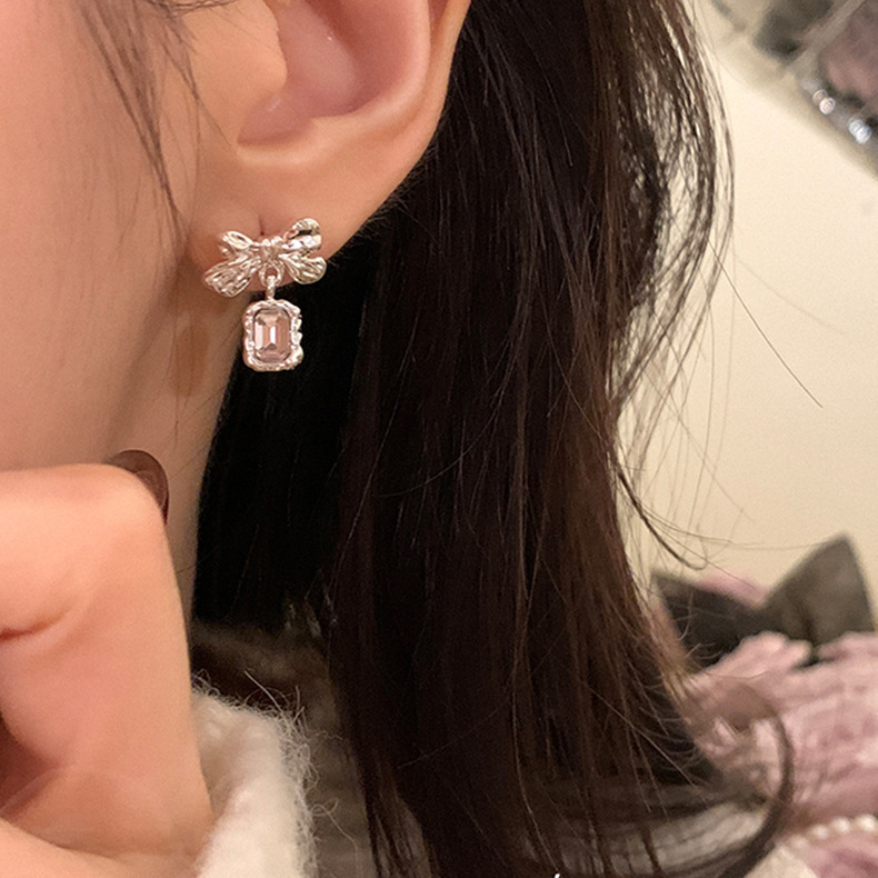 合金耳饰 气质蝴蝶结耳钉女轻奢高级感耳环时尚百搭小巧耳饰小众