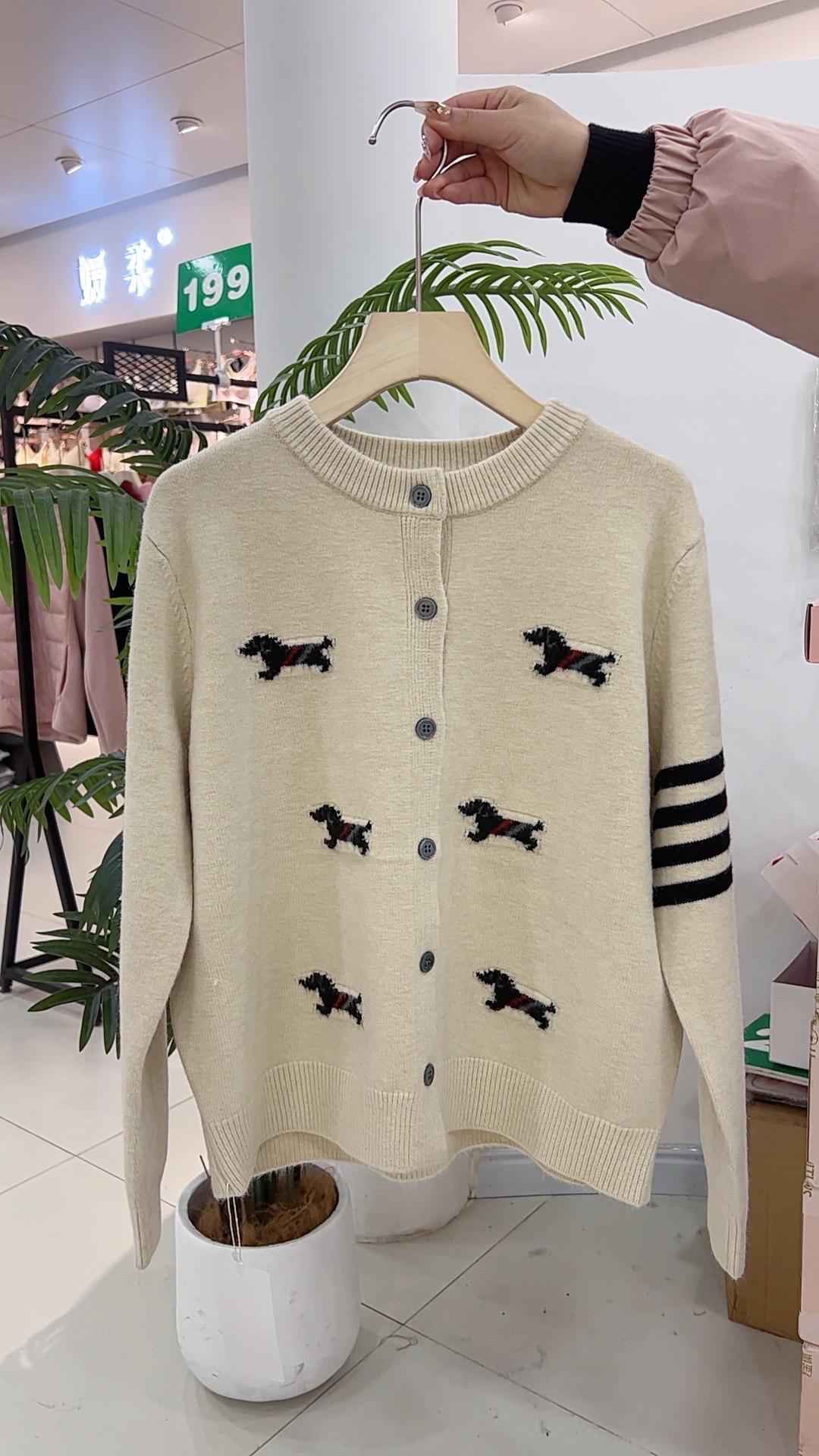 红红家羊绒小马标开衫