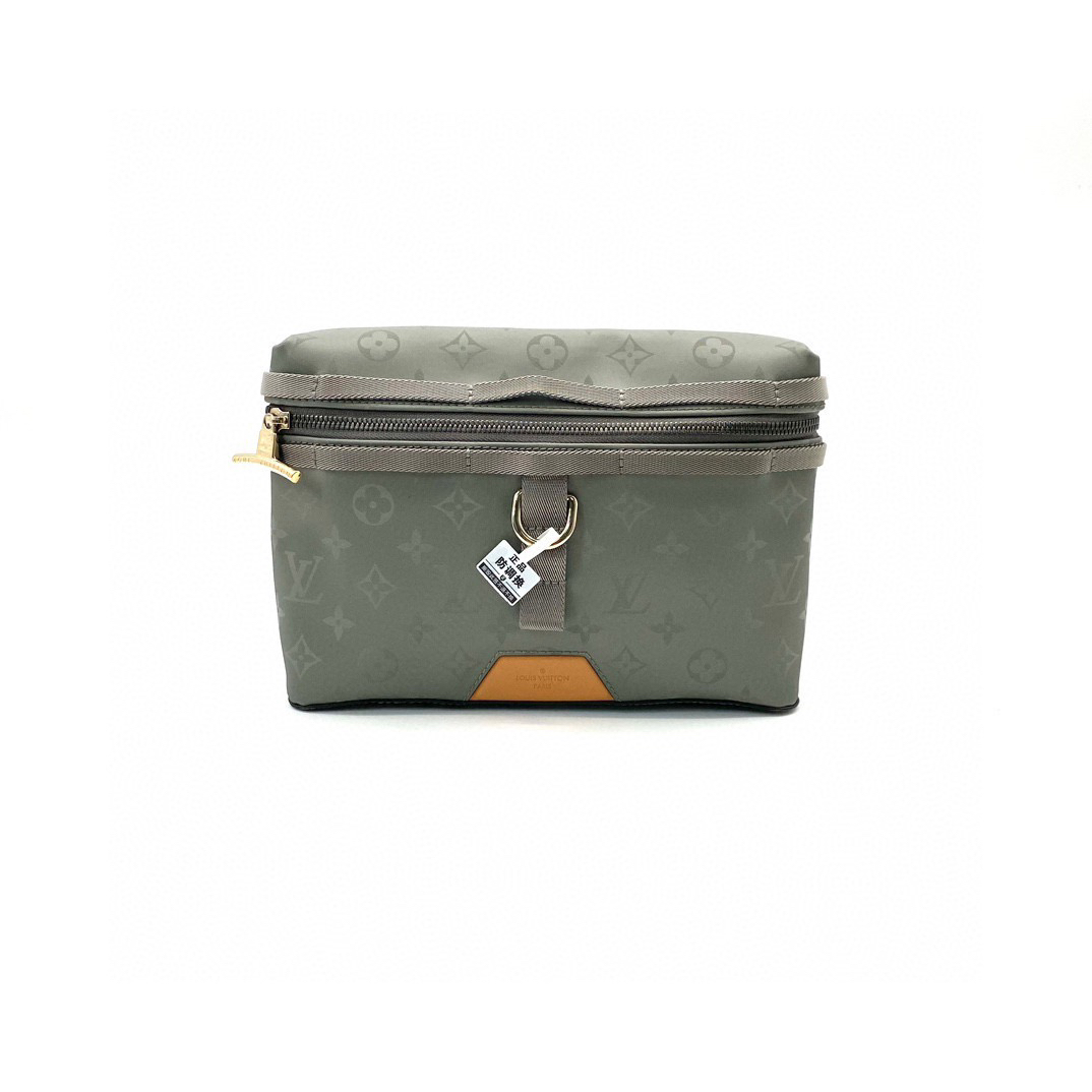 95新 LouisVuitton/路易威登 钛合金限量款斜挎包 尺寸25/18 男士