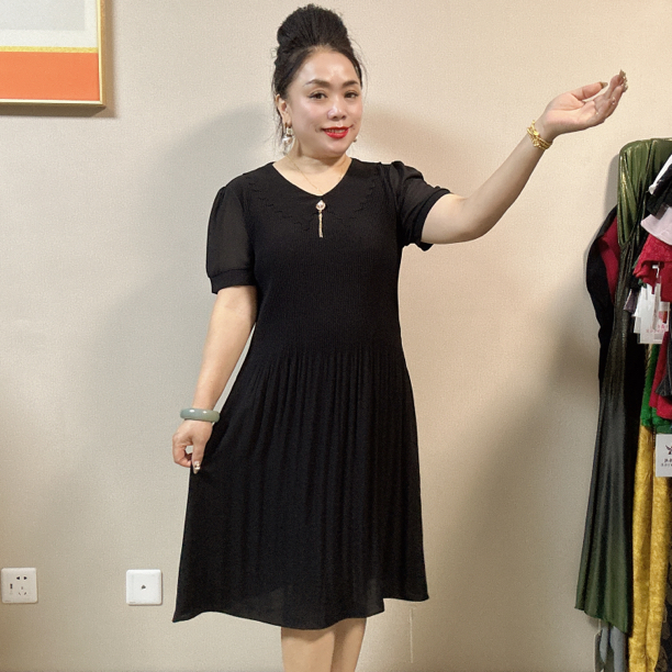 《乐姐》推荐时尚静色裙子23816款，情