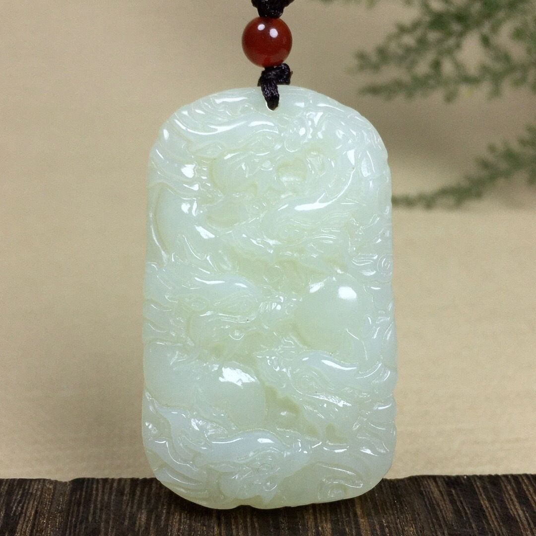 天然和田玉九龙护主时尚精美款手工雕刻吊坠双面雕刻龙凤呈祥挂件