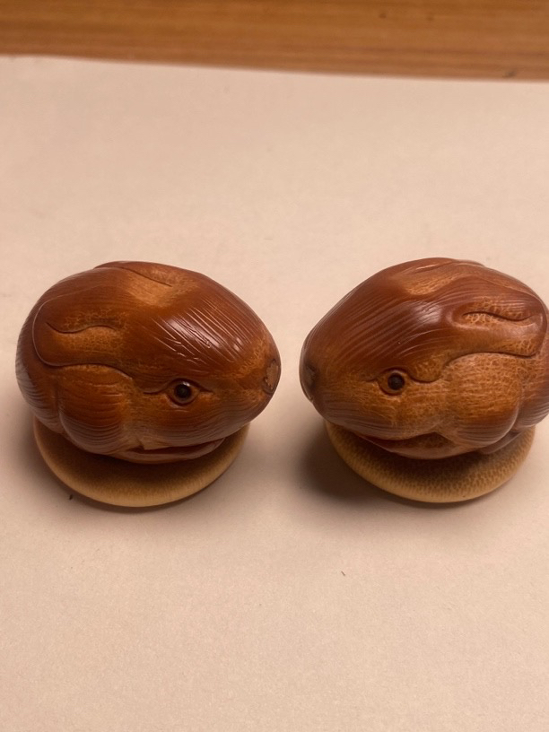 橄榄核雕玉兔一对