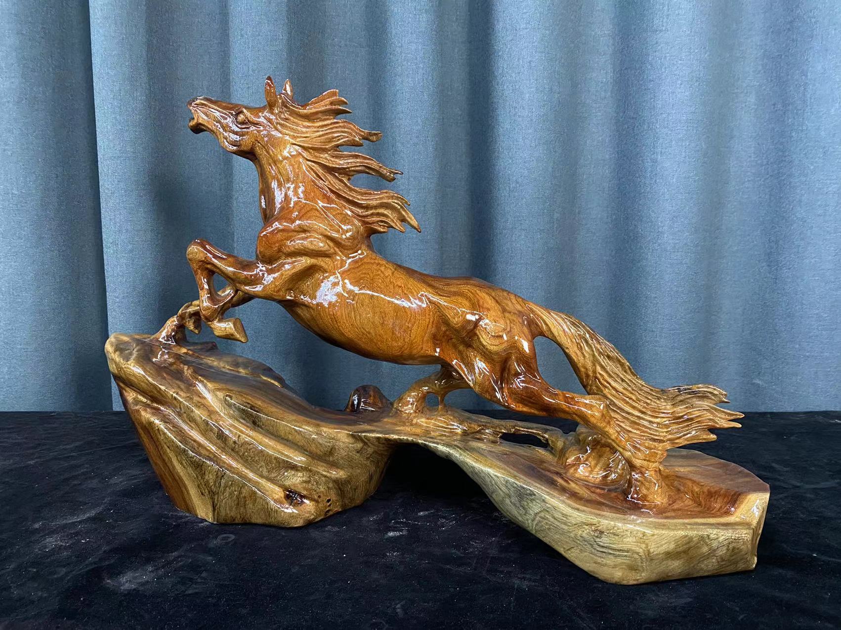 香樟木（老红樟）手工雕刻 马到成功 尺寸  长度65公分，高度41公分