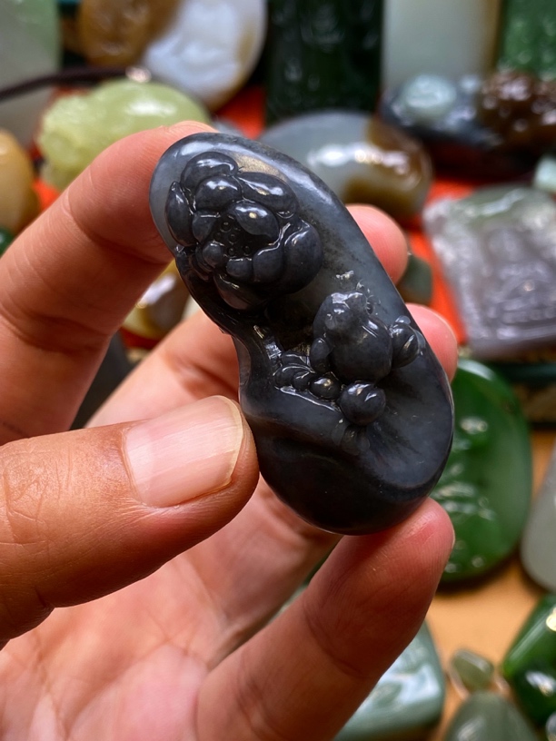 和田玉青花呱呱来财吊坠