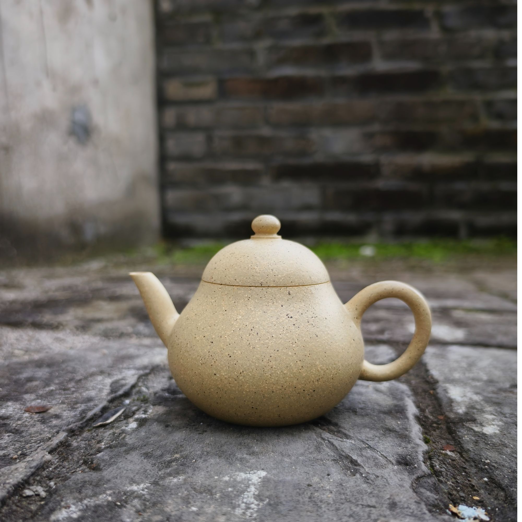 【香玉堂～孟臣梨式】本山绿泥 薄胎内推球孔 120cc小品壶