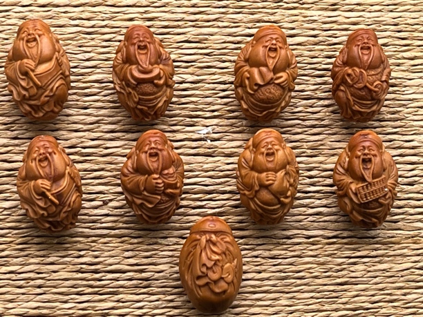 老油核雕刻八大财神手串